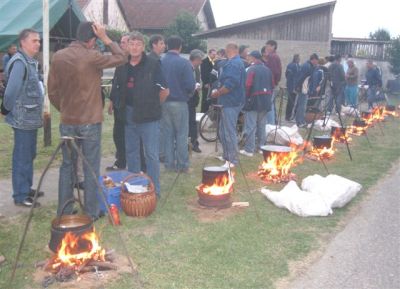 natjecatelji u kuhanju fisa zavrtili su kotlice-mala
